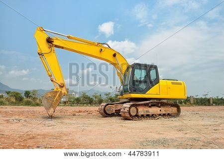 เครื่องโหลดขุดระหว่าง earthmoving ทำงานกลางแจ้ง