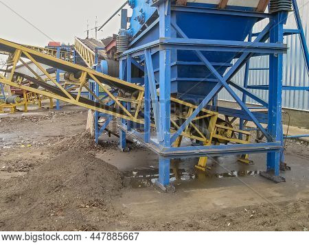 Vibrating Hopper Unloading Raw Material To The Receiving Part Of The Belt Conveyor As Part Of The Te