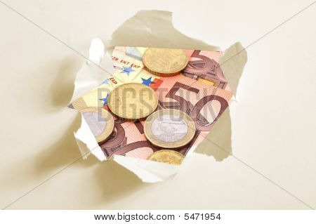 Euro pieniądze za dziurą w księdze