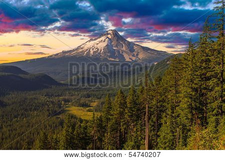 Beautiful Vista Of Mount Hood In Oregon, Usa.