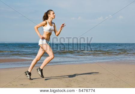 Jovem mulher correndo sozinho na praia