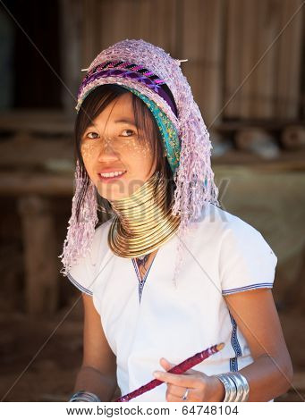 MAE HONG SON, CHIANG MAI, THAILAND - DEC 4, 2013: Unidentified Karen Long Neck woman in traditional hill tribe village also known as Kayan indigenous  ethnic group. Famous tourist travel destination. 