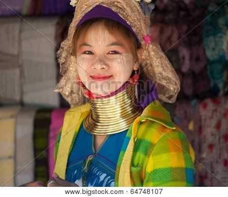 MAE HONG SON, CHIANG MAI, THAILAND - DEC 4, 2013: Unidentified Karen Long Neck woman in traditional hill tribe village also known as Kayan indigenous  ethnic group. Famous tourist travel destination. 