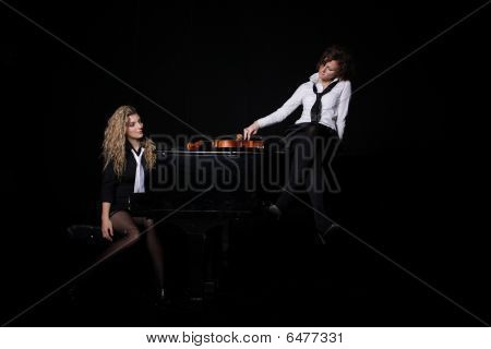Twee mooie jonge vrouwen met viool en Piano