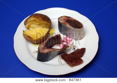 rodajas de arenque y patata en un plato
