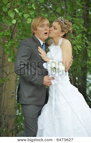 Eğlenceli damat ve gelin gizlice öpmek