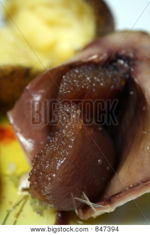 Arenques talladas con caviar suave y patata