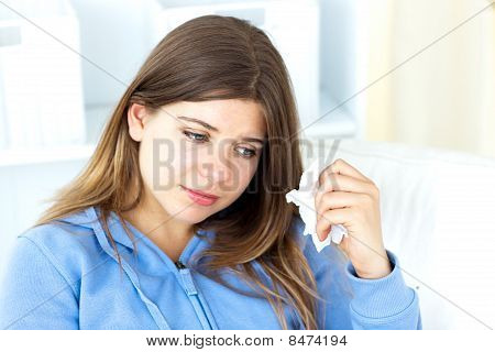 悲しい若い女性持株組織