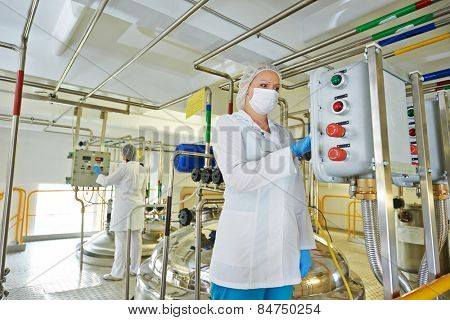 pharmaceutical factory equipment mixing tank on production line in pharmacy industry manufacture factory
