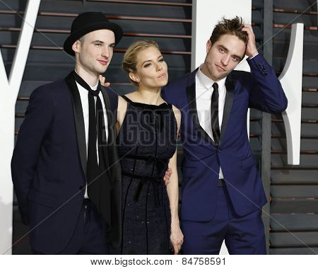 LOS ANGELES - FEB 22:  Tom Sturridge, Sienna Miller, Robert Pattinson at the Vanity Fair Oscar Party 2015 at the Annenberg Center for the Performing Arts on February 22, 2015 in Beverly Hills, CA