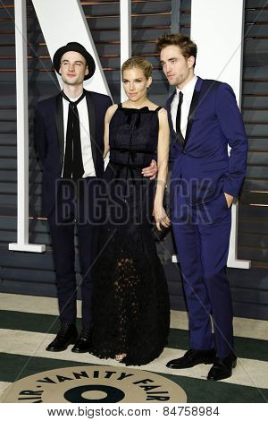 LOS ANGELES - FEB 22:  Tom Sturridge, Sienna Miller, Robert Pattinson at the Vanity Fair Oscar Party 2015 at the Annenberg Center for the Performing Arts on February 22, 2015 in Beverly Hills, CA
