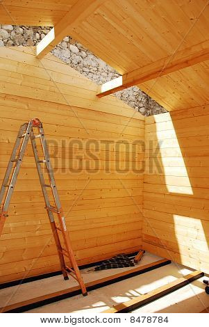Interior de la cabaña de madera parcialmente construido