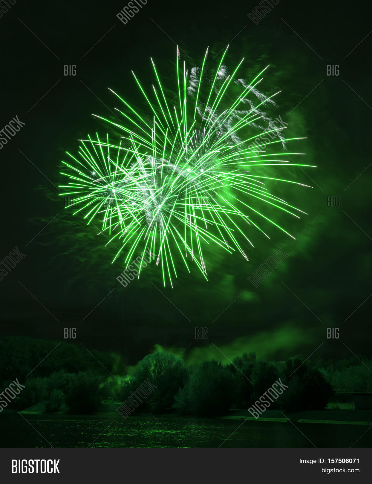 салют зелёного цвета. зеленый фейерверк. зеленый салют какие соединения. салют на зеленом фоне. салют на зеленом фоне.