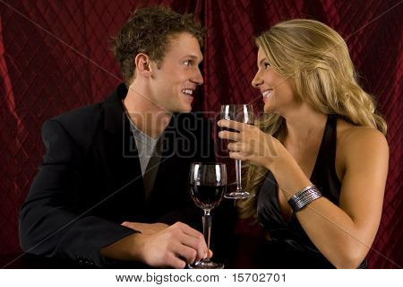 Séduisante jeune couple boit du vin