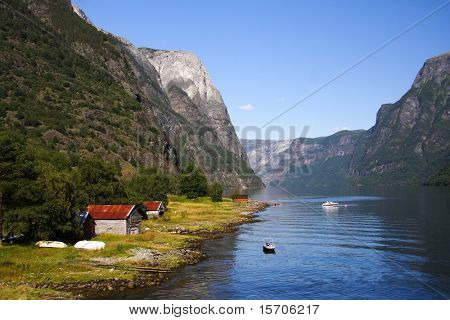 แนวนอนฟยอร์ด เรือและตกปลาเคบิน naeroeyfjorden, sognefjorden นอร์เวย์ Heritag โลกองค์การยูเนสโก