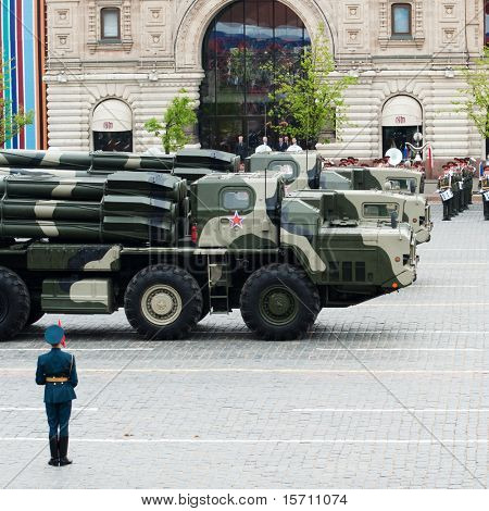 Moskou - 6 mei: Smerch RSZO - zware meerdere raketten draagraket in de generale repetitie voor militaire Par