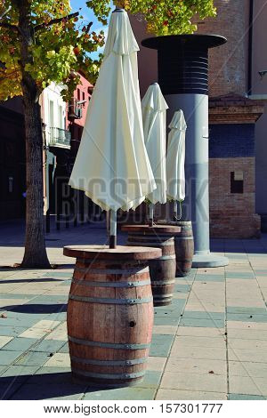 Barrels with umbrella.
Media Ready for an aperitif in the shade.