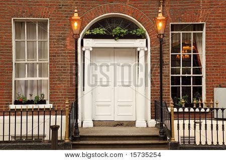 primo piano e ingresso al bellissimo edificio, porta bianca, due finestre