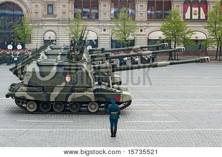 Moskva - 6 maj: selvkørende haubits MSTA. Generalprøve af militærparade på 65 års jubilæum