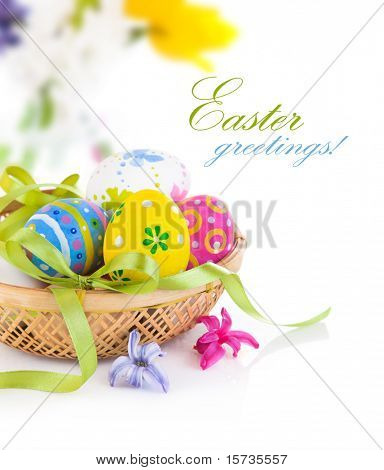 uova di Pasqua in cesto con fiocco isolata on white background