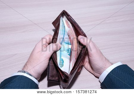 Five Thousandth And Thousandth Bills In The Wallet In The Hands Of Пятитысячные и тысячные купюры в