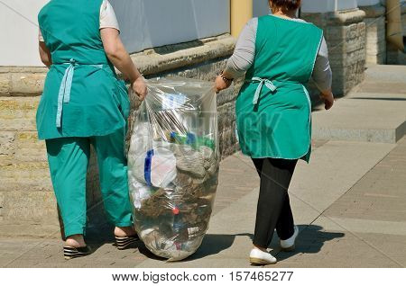 Cleaning in the office ends with the removal of debris to the dump.
