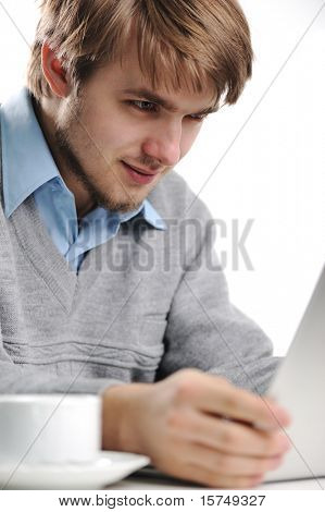 Nuorukainen käsittelyssä laptop, juominen teetä tai kahvia