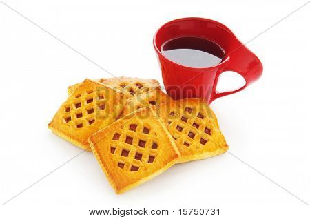 Tasse de thé et des biscuits frais sur table