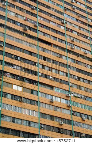 Close Quarters folla di case imballate in un quartiere povero
