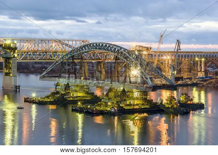 Nizhny Novgorod. Installation of the second span of Borsky Bridge across the Volga. October 2015