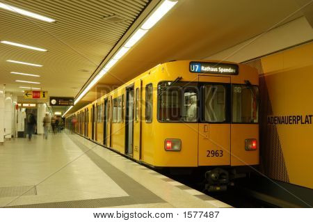 Juna-Metro Station