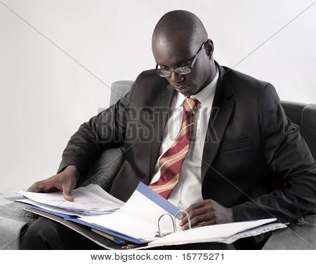 Homme d'affaires africain pliage un copybook