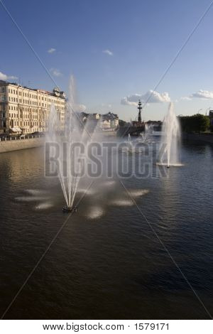 Una foto de fuentes en el río Moscova