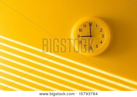 Gelbe Wand & Uhr