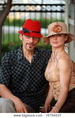 Élégante jeune couple dans beaux chapeaux de concepteur.
