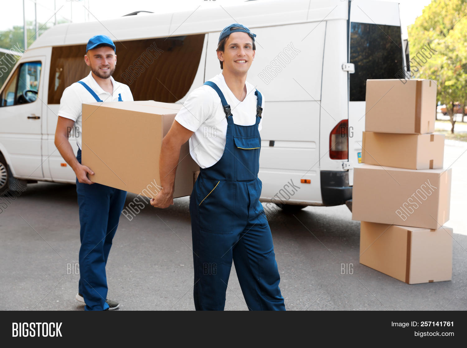 Погрузка на полуприцеп. Грузовик газель. Грузовая газель на дороге. Легковые автомобильные перевозки. Немецкий грузчик.