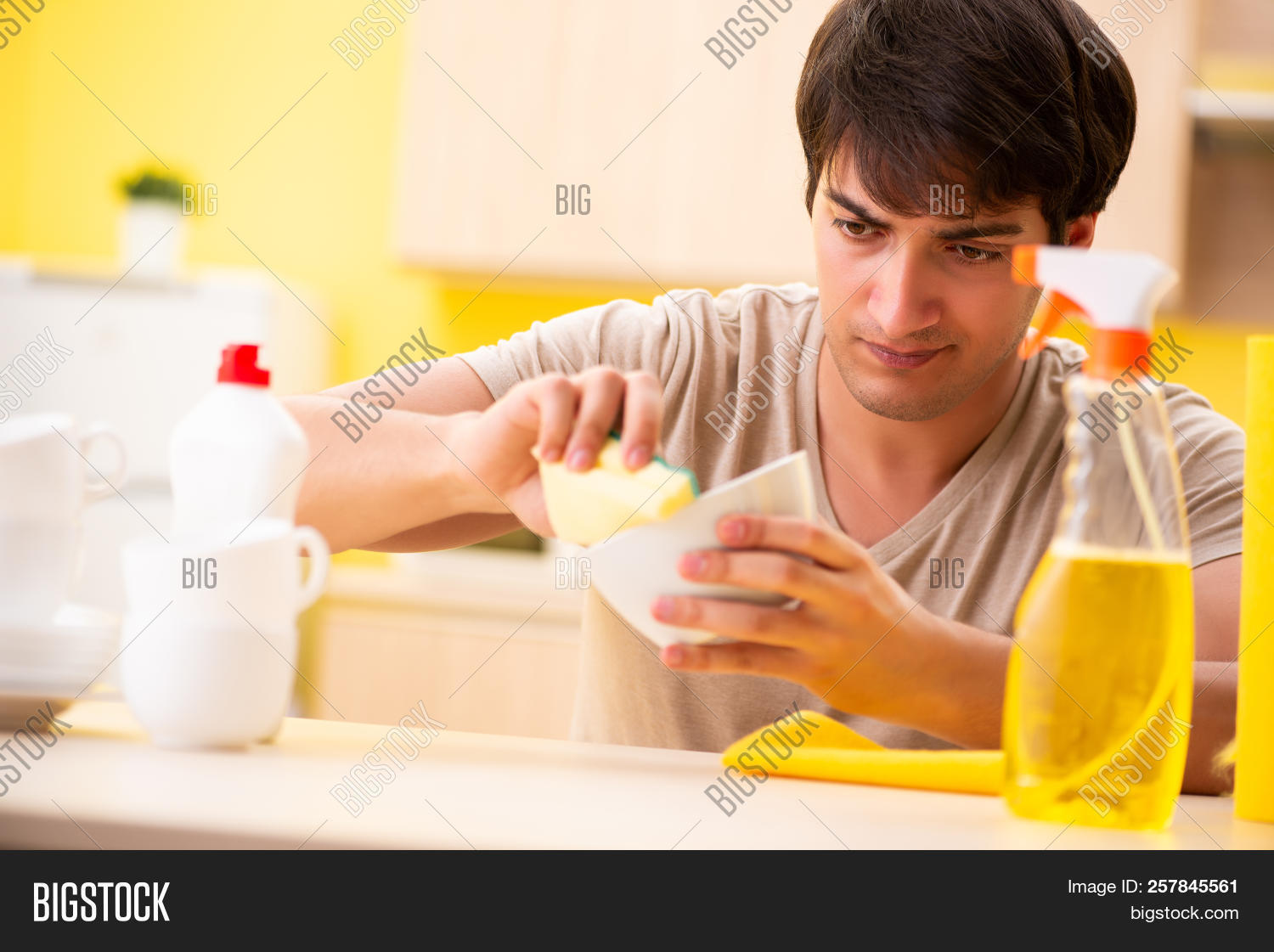 Мыть посуду. Мужчина моющий посуду. Посуда с людьми. Человек моет посуду в полный рост. Мытье посуды юмор.