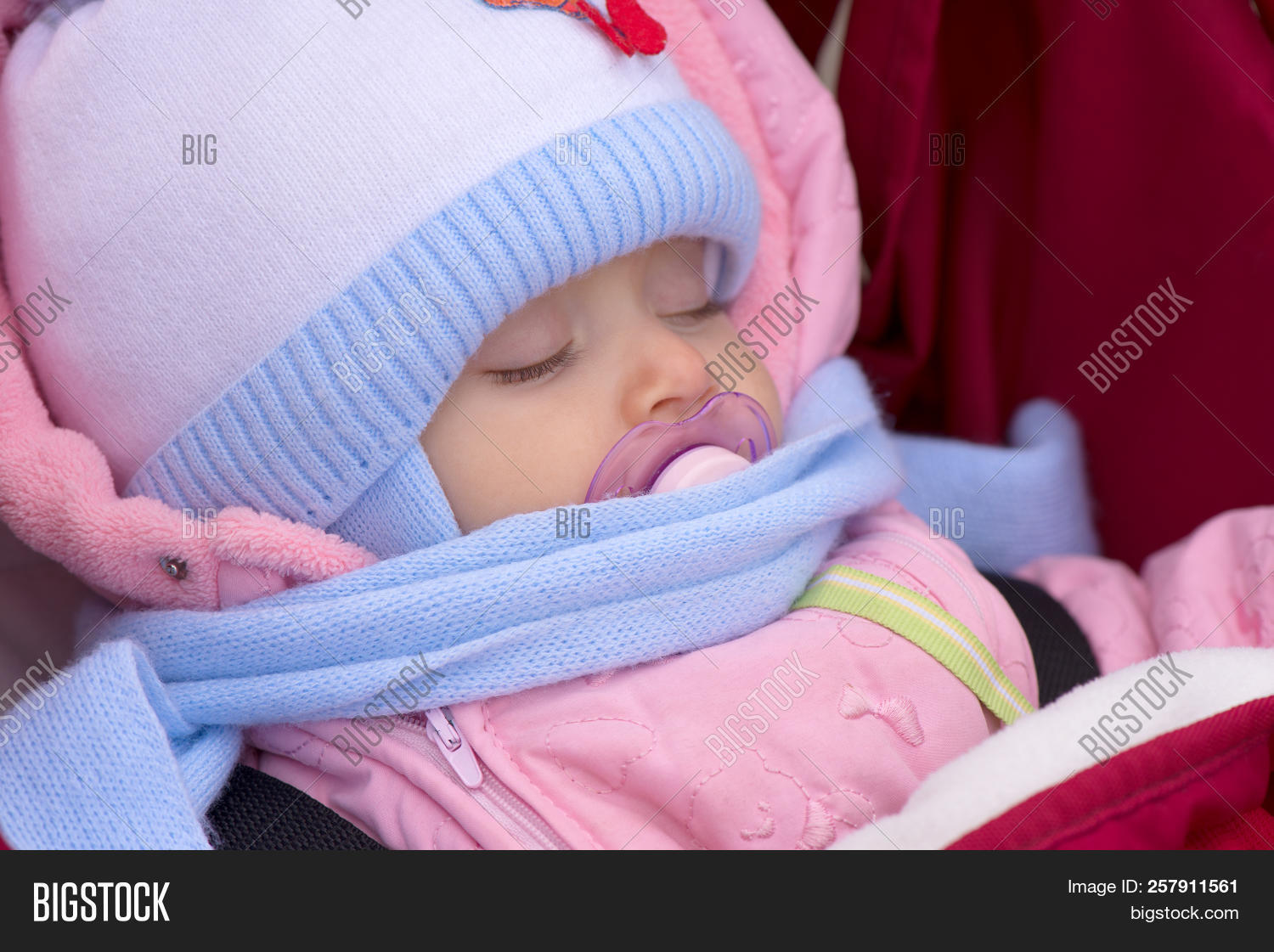 newborn sleeping with dummy