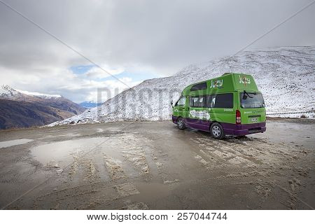 Queenstown New Zealand - September5,2015 : Juicy Condo Van Parking At Viewpoint Of Crown Range Road 
