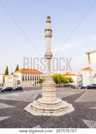 Estremoz, Portugal - August 23, 2018: Central Square Of Estremoz With A Marble Pillory In Manueline 