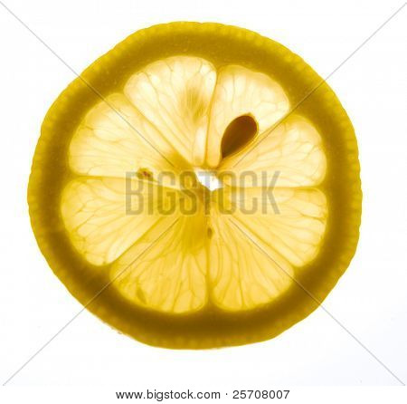 Šťavnatý plátek citronu na bílém pozadí