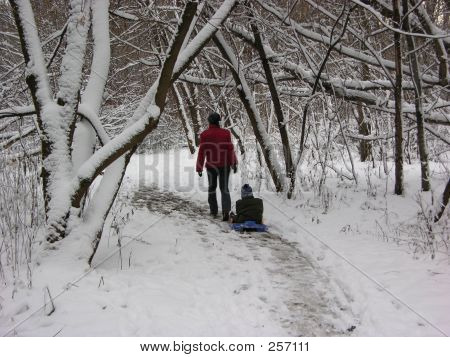 Mutter mit Kind im Winter Holz