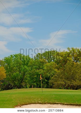 Golf verde bajo el cielo azul