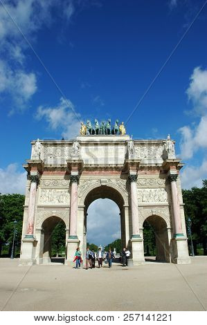 Paris, France-jul 23, 2018: Arc De Triomphe Du Carrousel At The Center Of Place Du Carrousel In The 