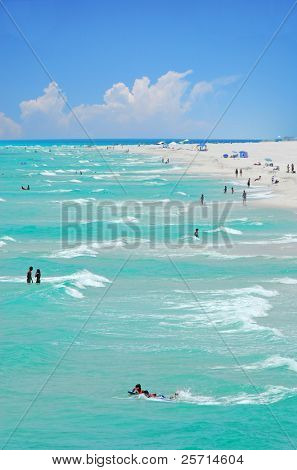 บรรยากาศโดยรอบของชายหาดที่สวยงามพร้อมสร้าง Beachgoers