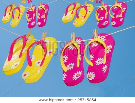 หลายคู่ flipflops แขวนบนบรรทัดเสื้อผ้า