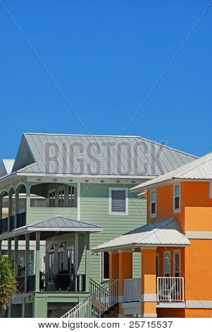 Comunidad de coloridas casas costeras exclusivos