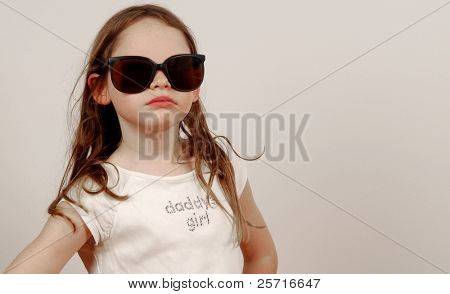 Jeune fille à lunettes surdimensionnées avec Attitude