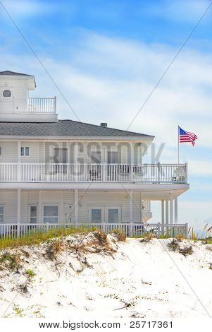 Coastal bygning med amerikanske Flag blæser i vinden