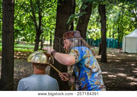 Moscow, Park On Krasnaya Presnya, August 05, 2018: A Man Makes A Massage With A Large Tibetan Singin